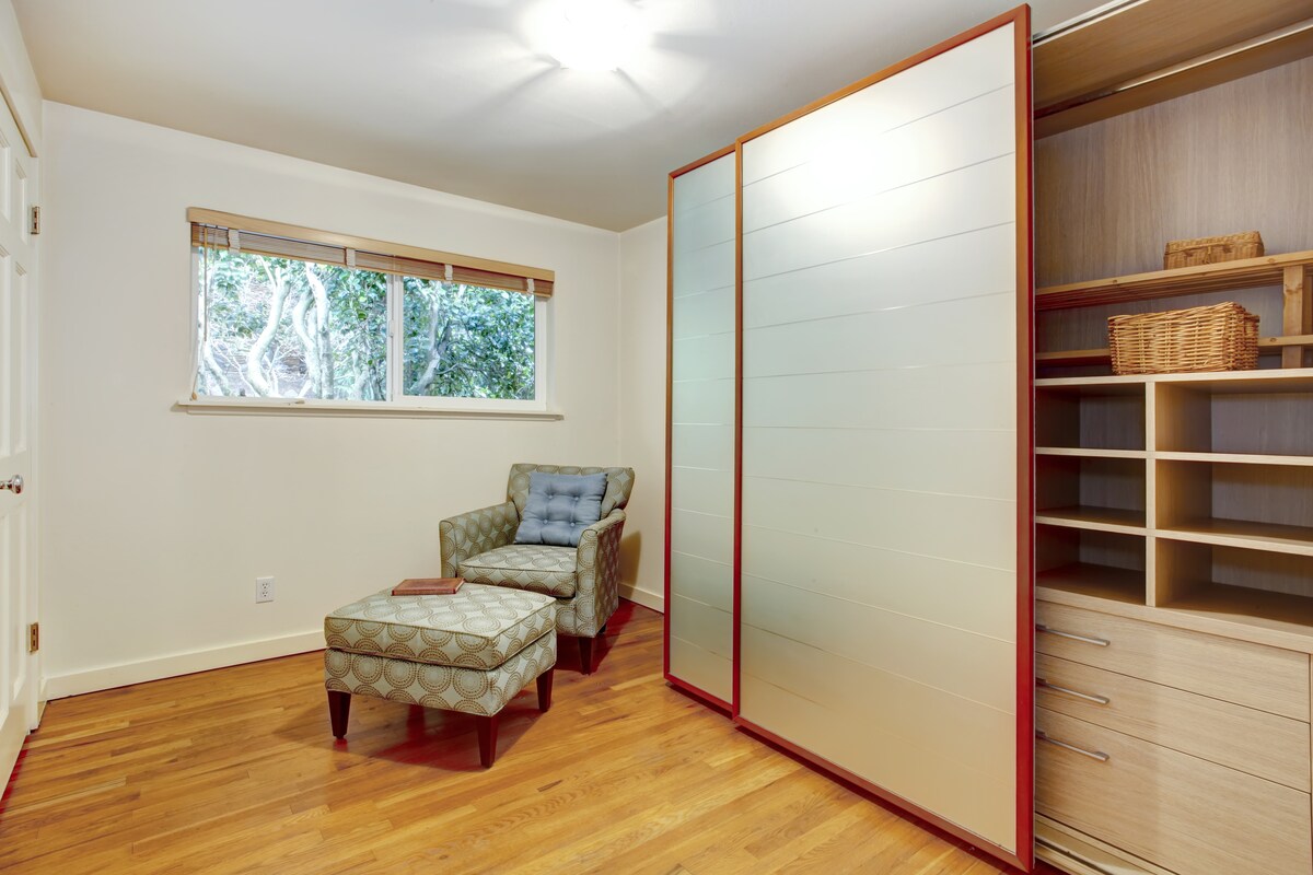 Stylish Sliding Wardrobe with Drawer