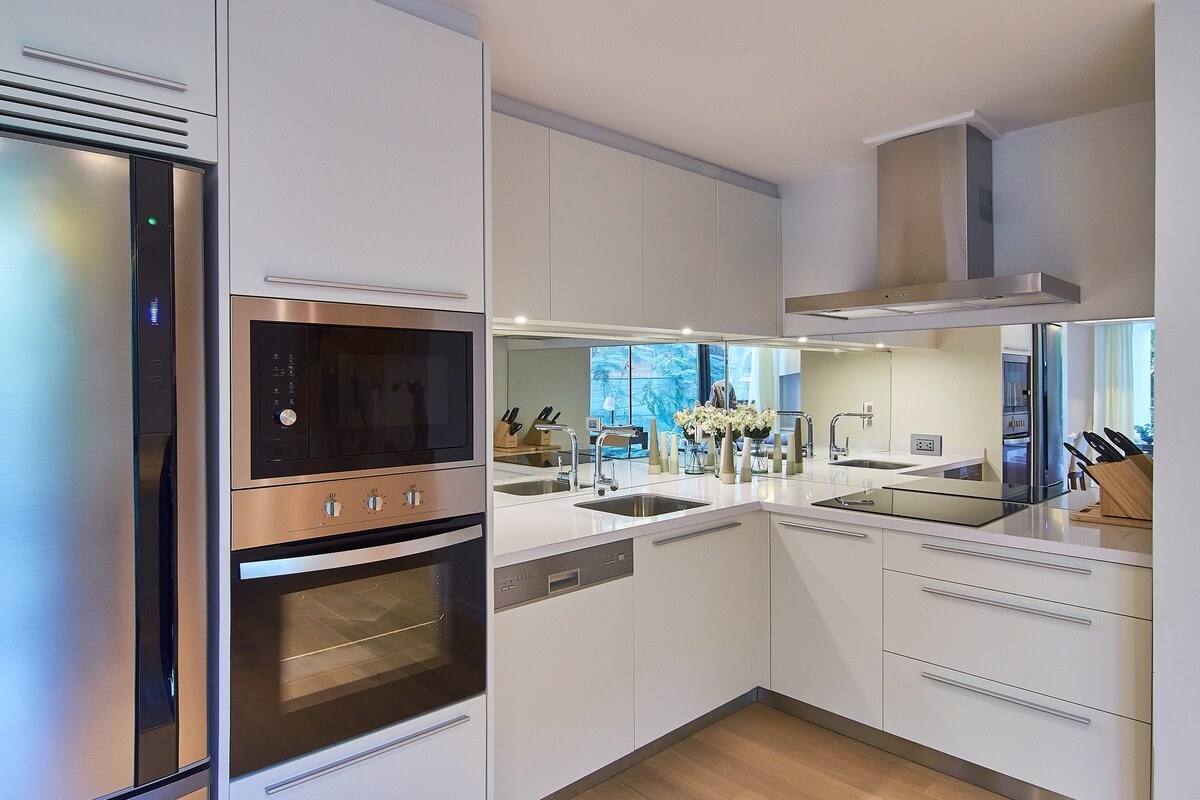 Aluminium Modular Kitchen with Ample Storage