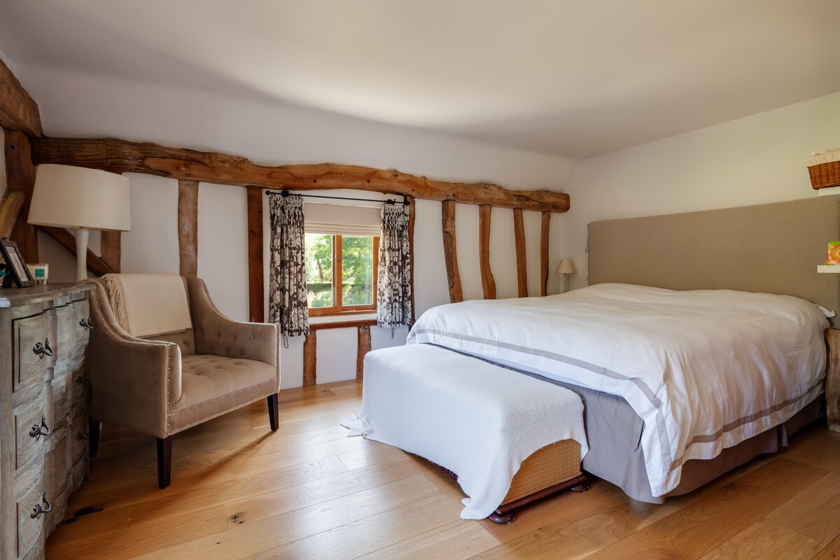 Master Bedroom Design with a Cupboard