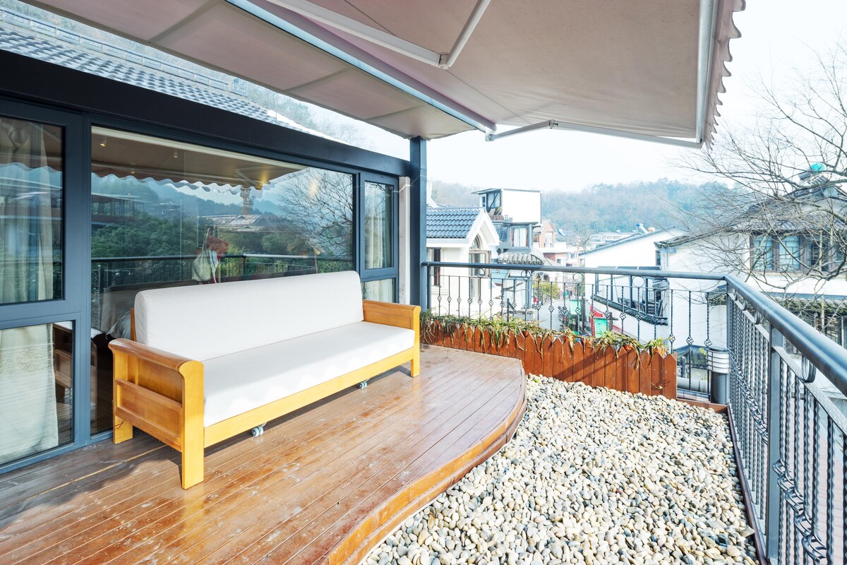 Elegant Balcony Design with a Bench Elegant Balcony Design with a Bench
