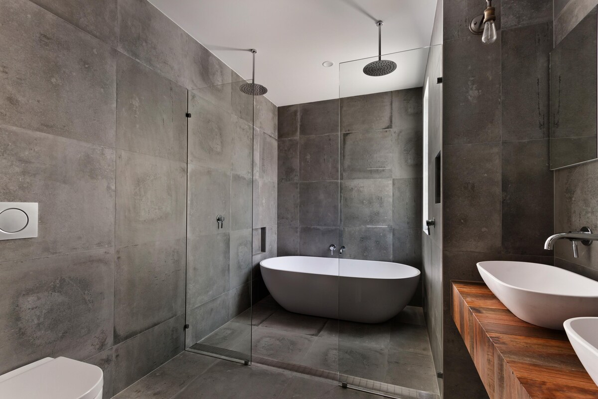 Luxurious Bathroom Design with Grey Tiles Luxurious Bathroom Design with Grey Tiles