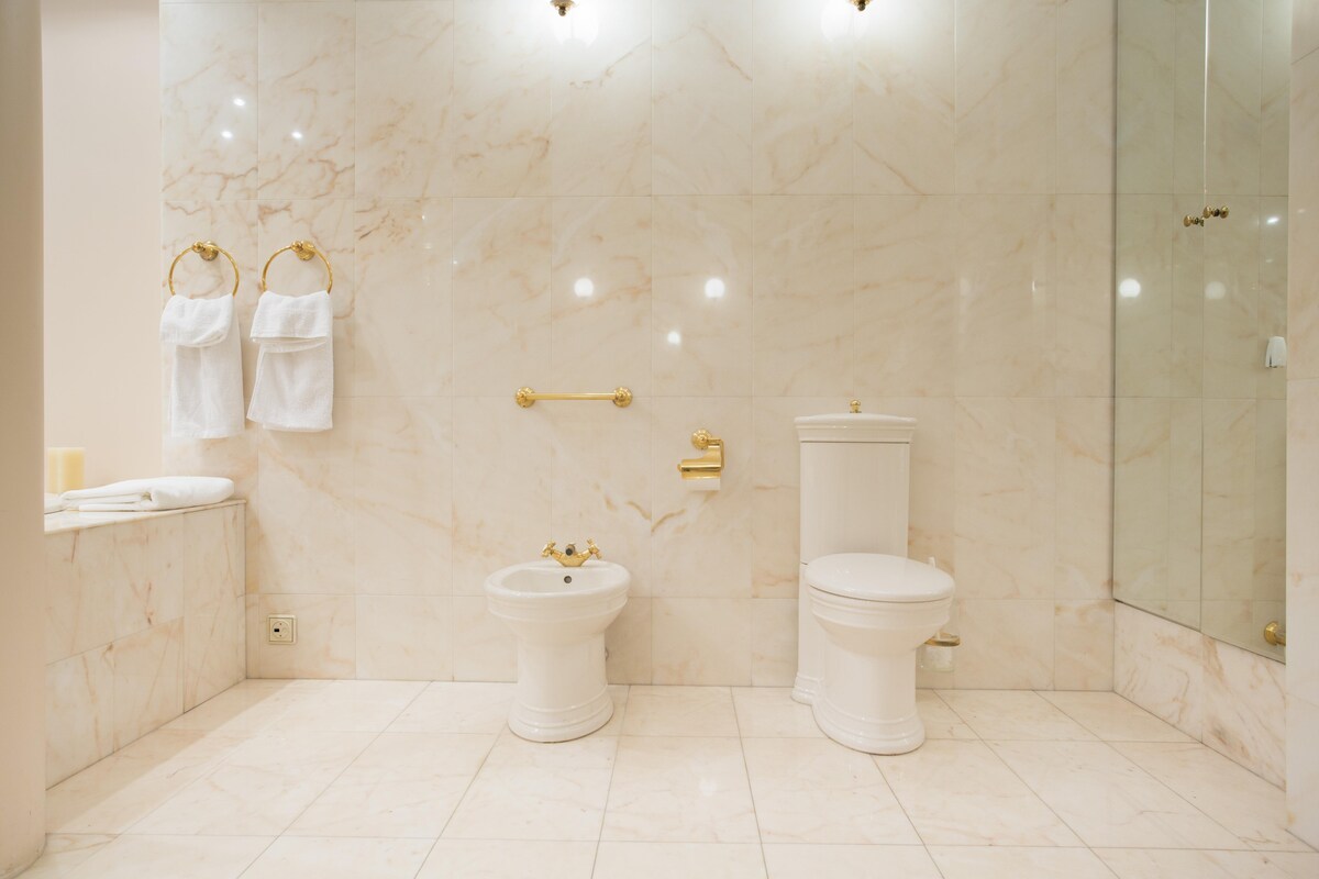 Traditional Beige Bathroom Design