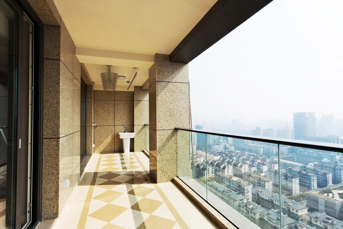 Cosy Contemporary Balcony Design with Railings Cosy Contemporary Balcony Design with Railings