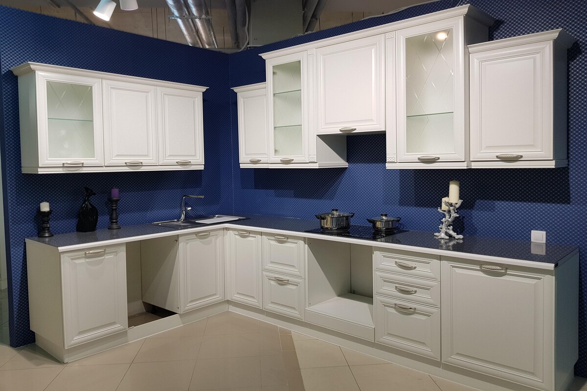 Classic Modular Kitchen Design with Blue Backdrop Classic Modular Kitchen Design with Blue Backdrop