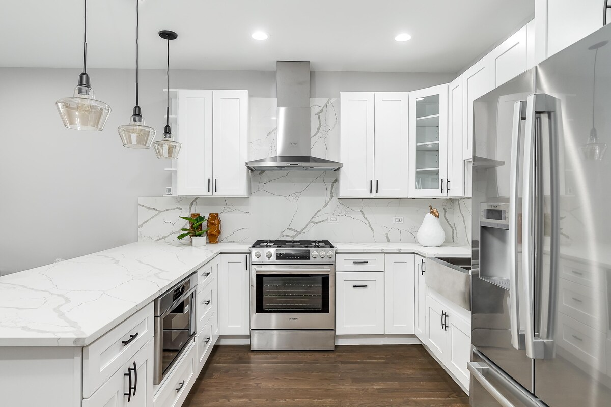 C-shaped Modular Kitchen with a Backsplash