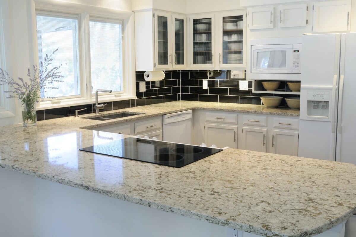 C-shaped Modular Kitchen with an Elementary Design C-shaped Modular Kitchen with an Elementary Design