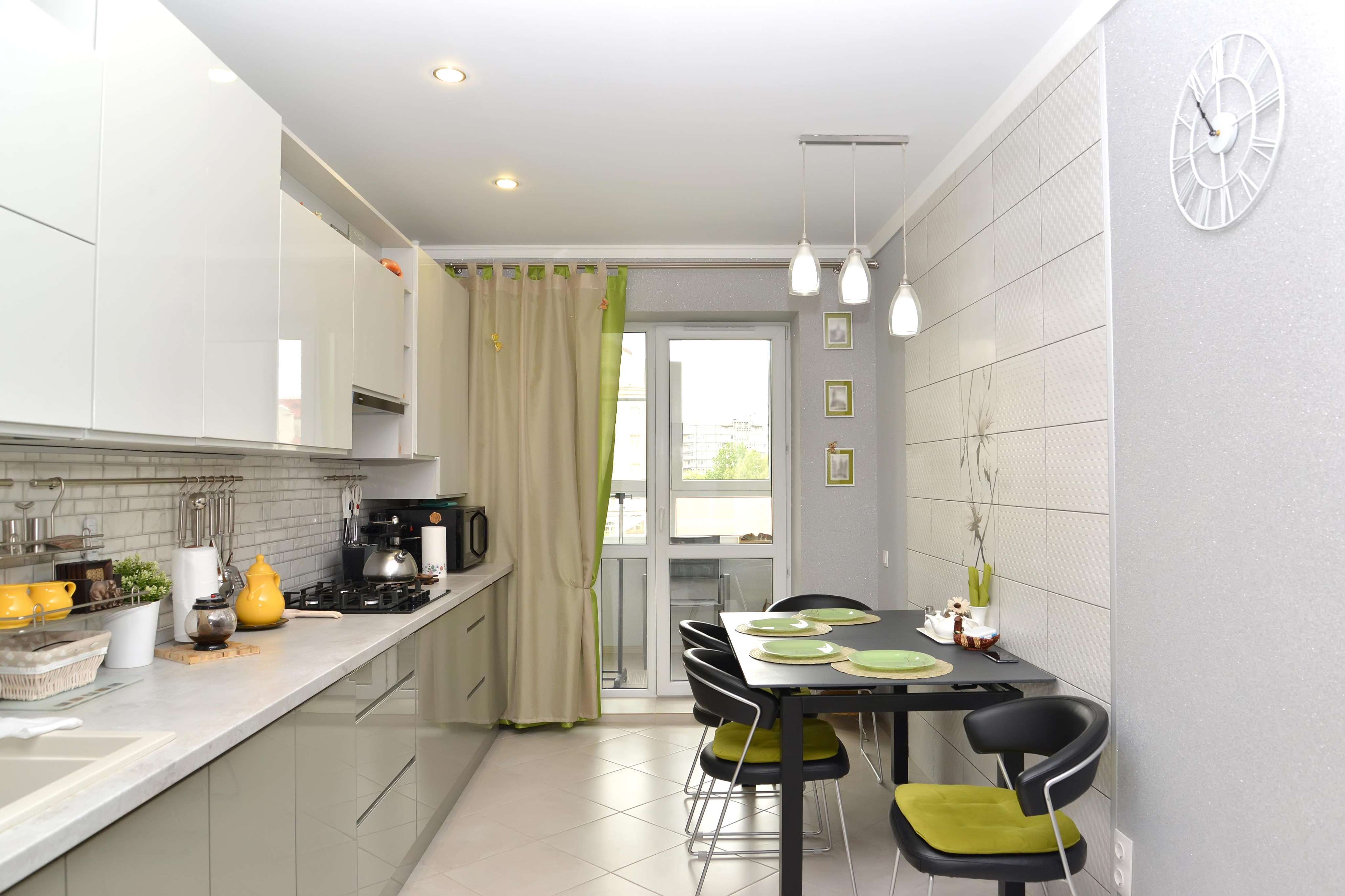 Semi-modular Kitchen with Bright Colours