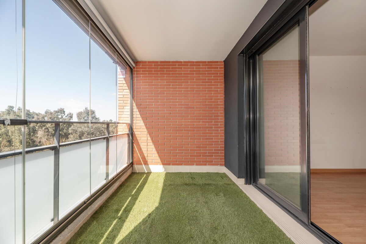 Elegant Modern Balcony Design with Railings Elegant Modern Balcony Design with Railings