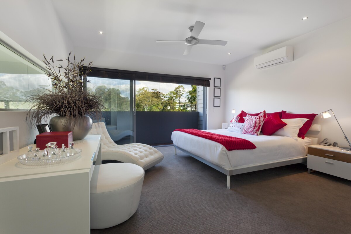 Red-White Celebrity Master Bedroom Red-White Celebrity Master Bedroom