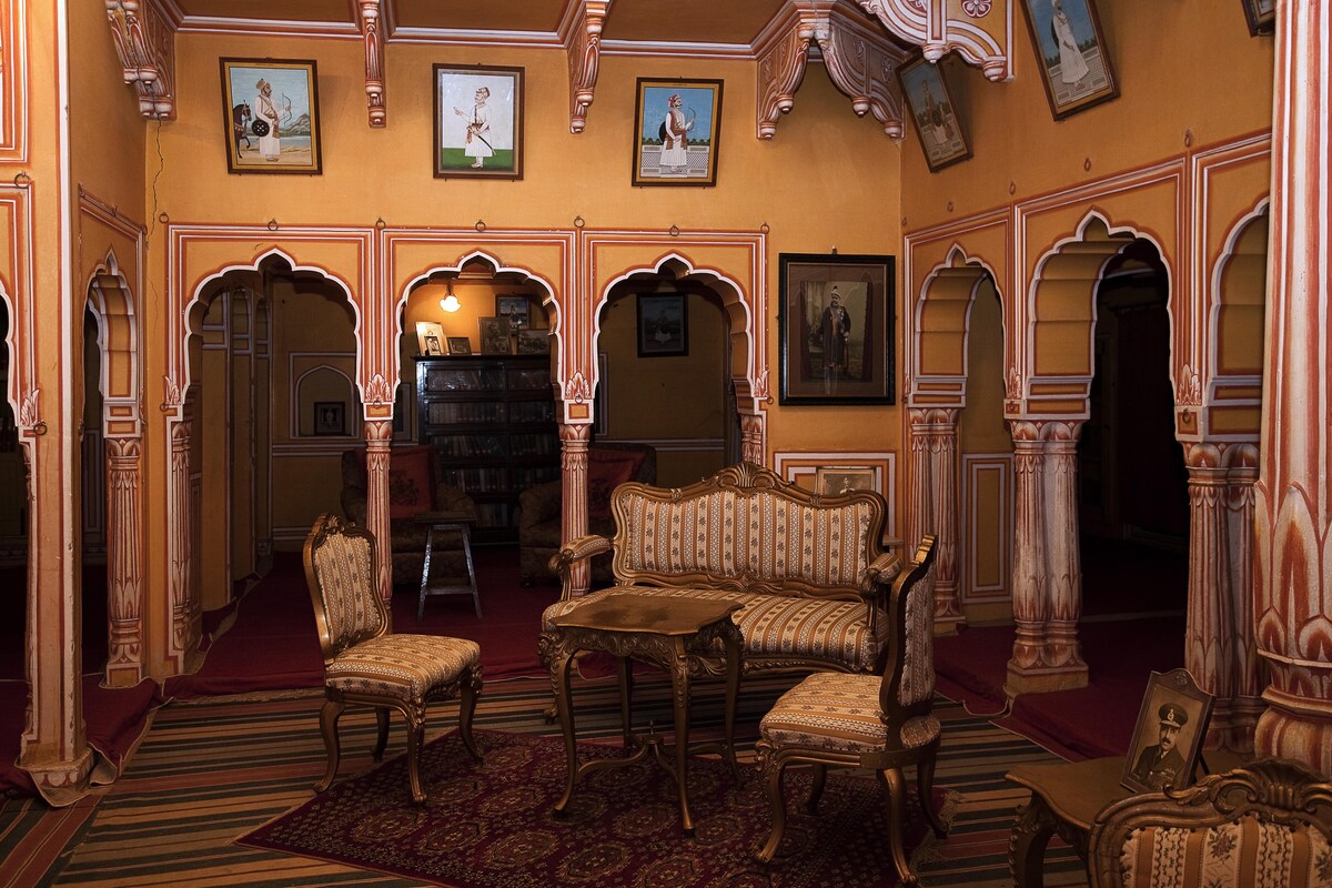 A Royal Living Room Set-Up With Ochre Walls and Vintage Furniture A Royal Living Room Set-Up With Ochre Walls and Vintage Furniture