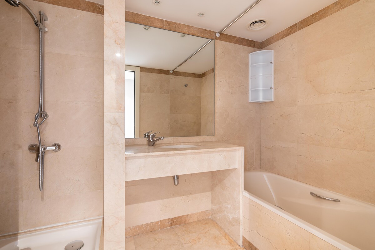 Modern Bathroom Design With Beige Shade Modern Bathroom Design With Beige Shade