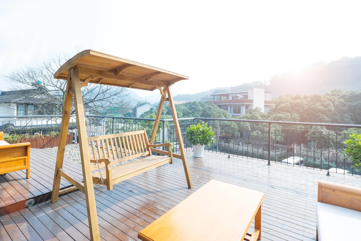 Elegant Balcony Design with a Swing Elegant Balcony Design with a Swing
