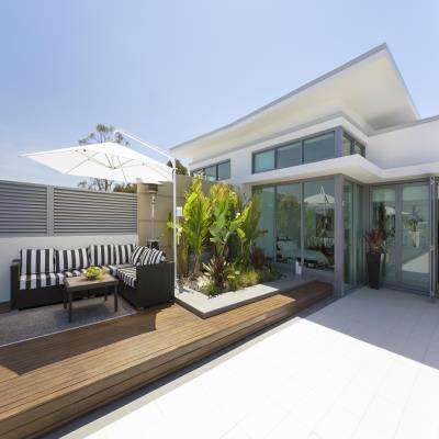 Cosy Contemporary Balcony Design with a Garden