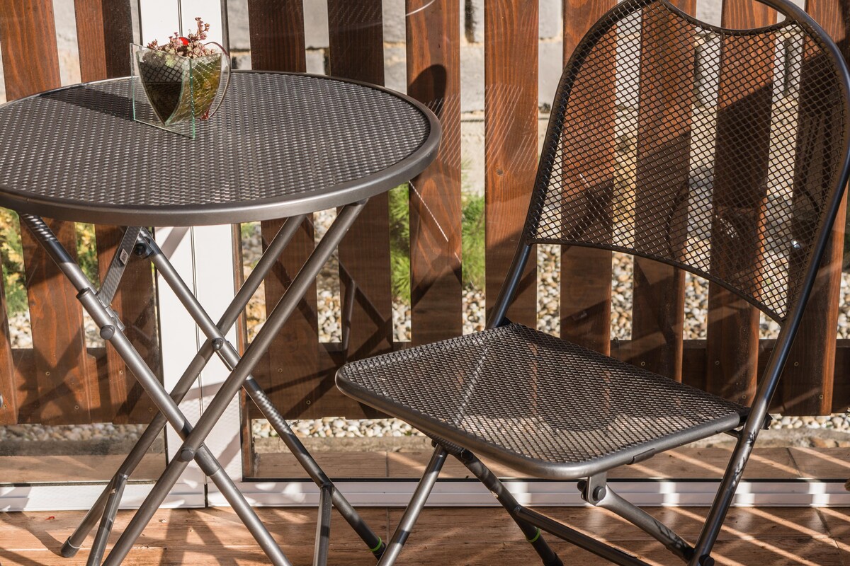 Cosy Contemporary Balcony Design with Folding Chairs and Tables Cosy Contemporary Balcony Design with Folding Chairs and Tables