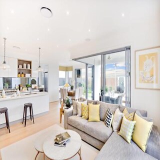 Extravagant Living Room Design With Ambient Setting and Simple Decor Pieces