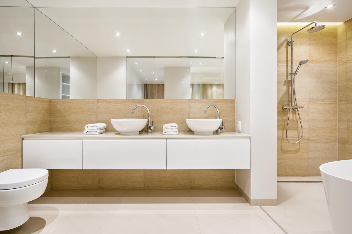 Modern White and Beige Bathroom Design Modern White and Beige Bathroom Design