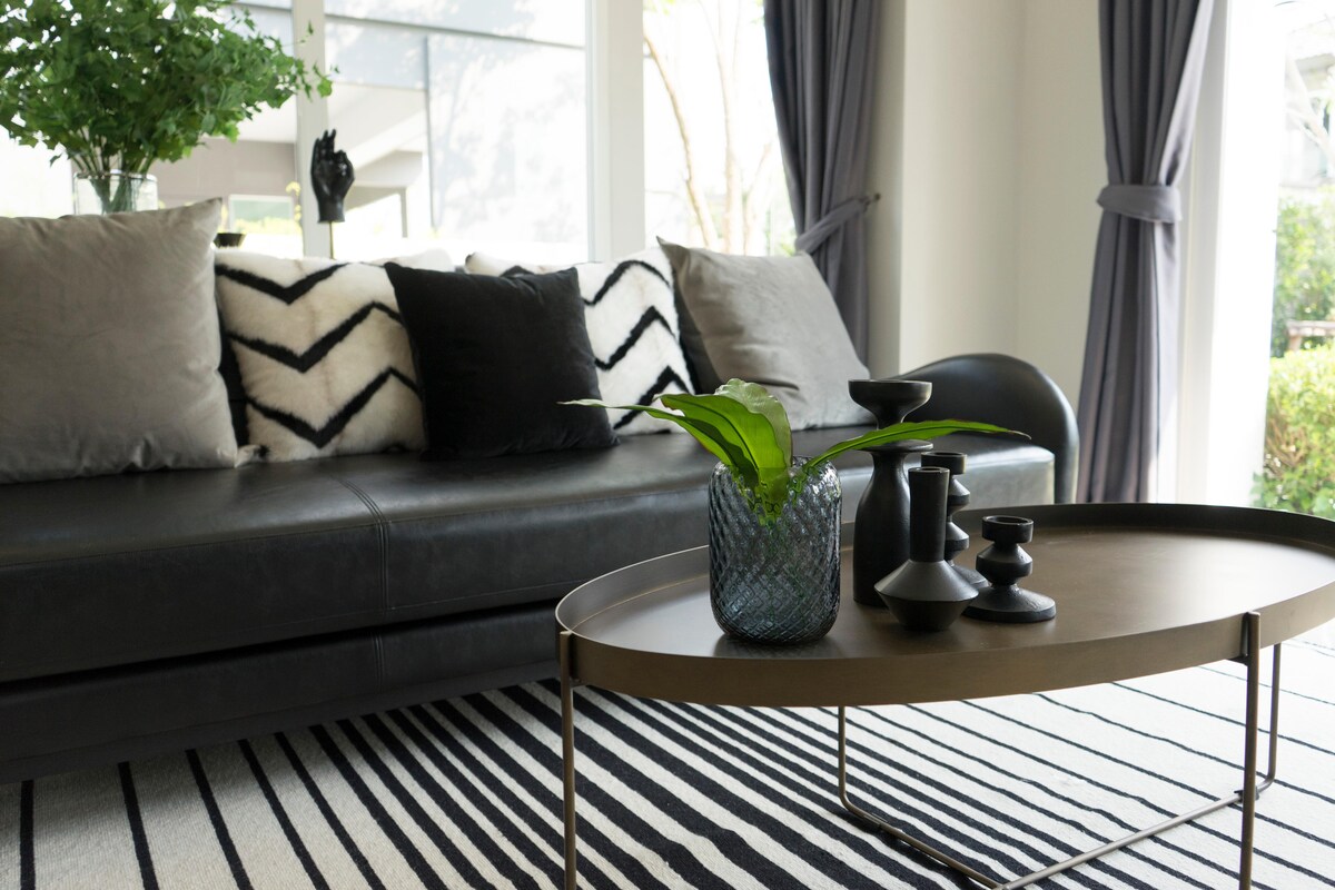 Oval Living Room Center Table Design With Patterened Rug And Leather Couch Oval Living Room Center Table Design With Patterened Rug And Leather Couch