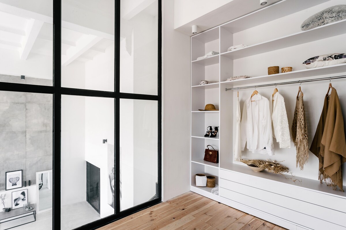 Contemporary Wardrobe Design with Open Racks Contemporary Wardrobe Design with Open Racks