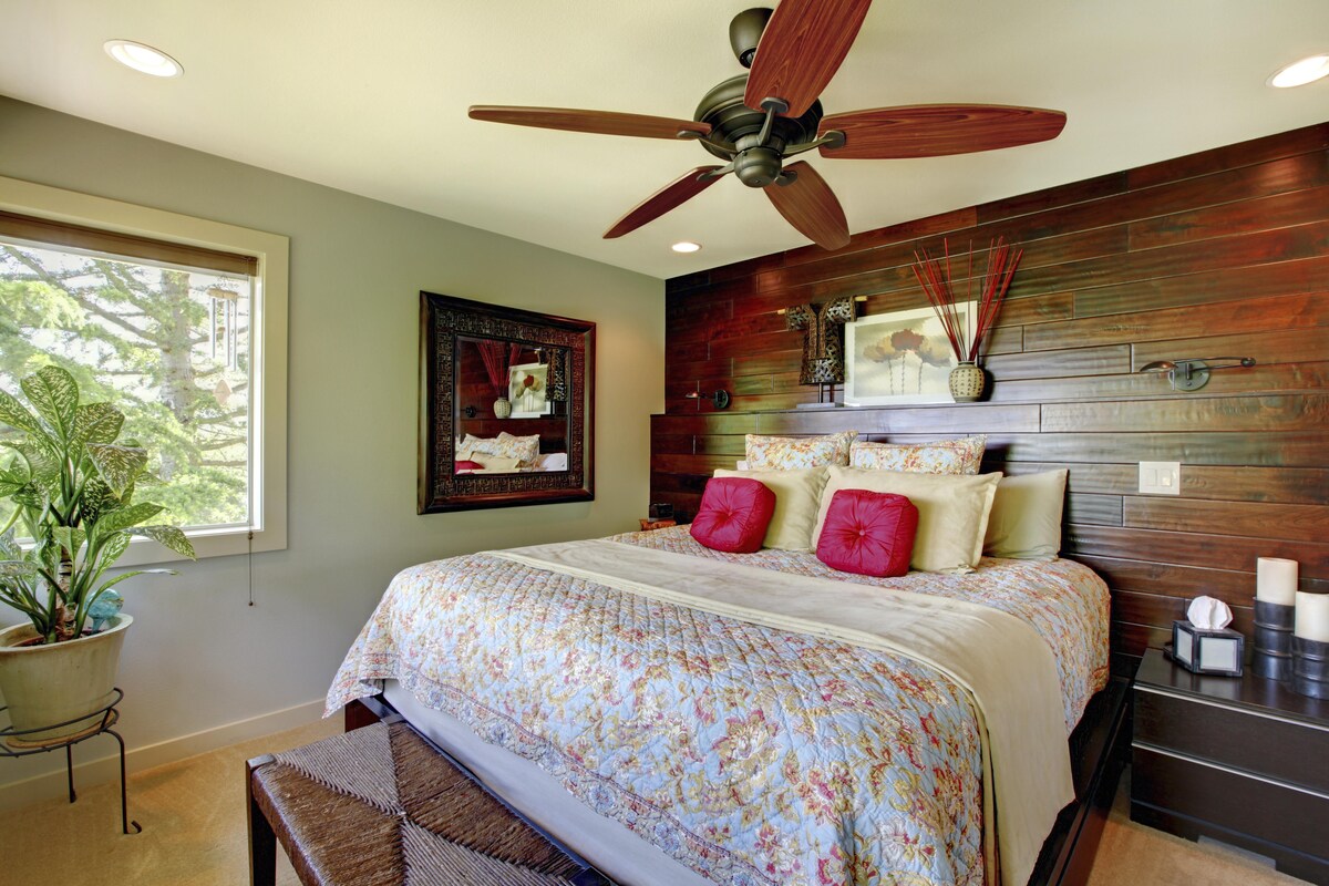 Master Bedroom Design with a Wood Accent Wall Master Bedroom Design with a Wood Accent Wall