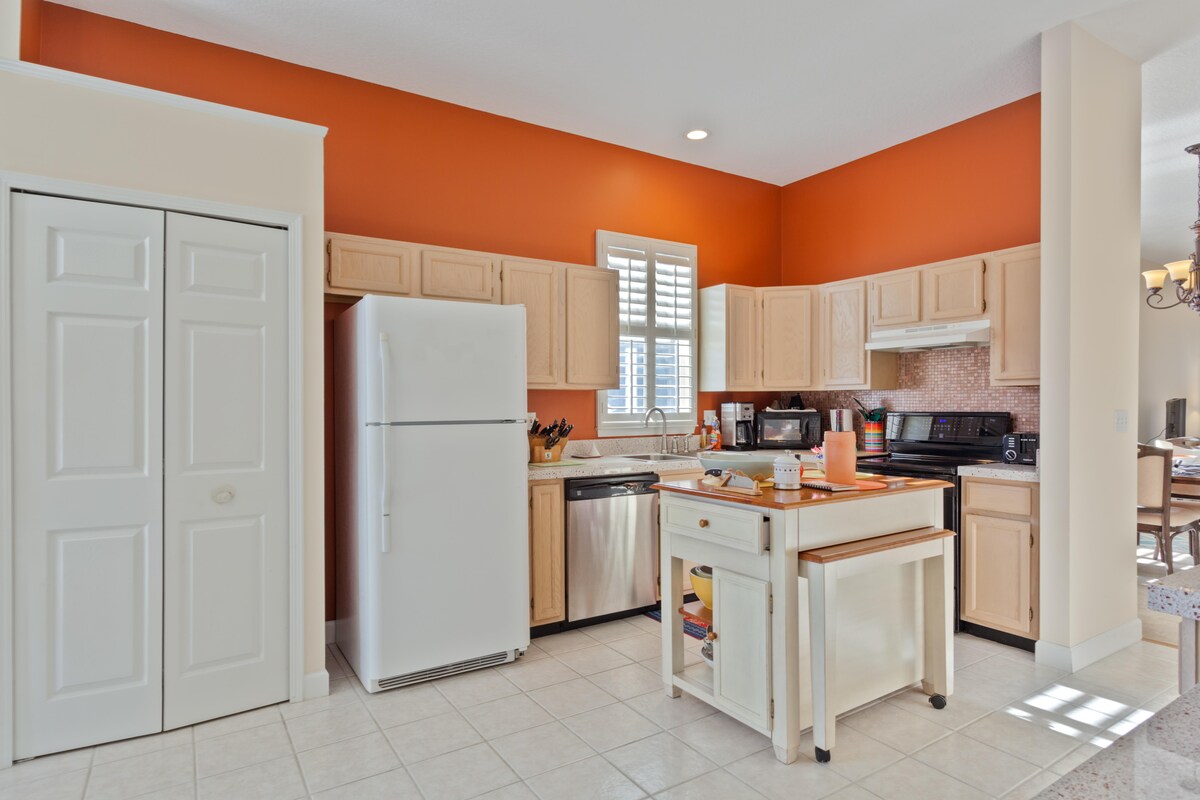 Portable Modular Kitchen with a Traditional Look Portable Modular Kitchen with a Traditional Look