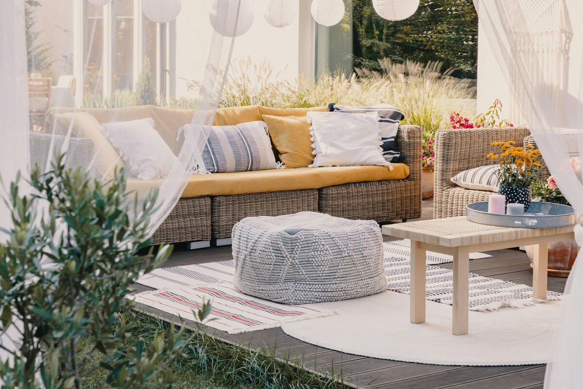 Elegant Balcony Design with Rugs Elegant Balcony Design with Rugs