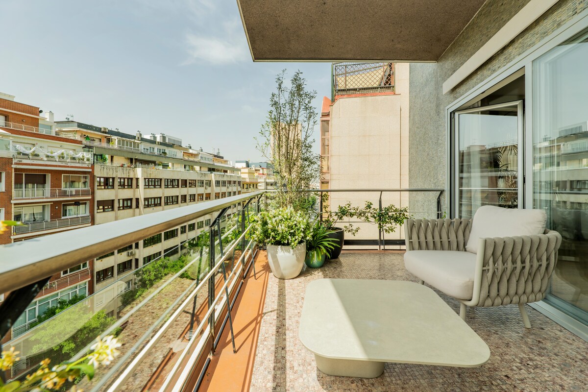 Cosy Contemporary Balcony Design with Planters Cosy Contemporary Balcony Design with Planters
