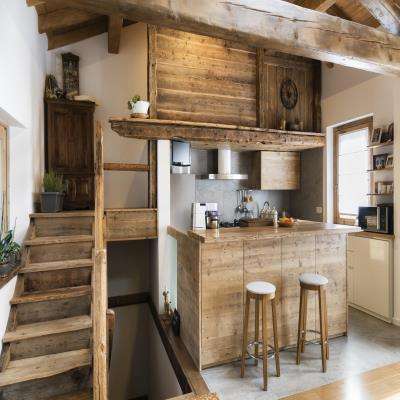 Modern Cottage Kitchen in Wood Laminate