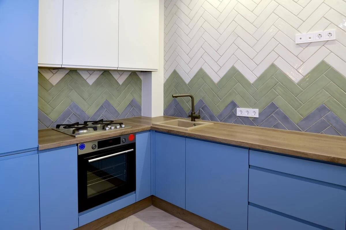 Tiled Backsplash Modular Kitchen Cabinets