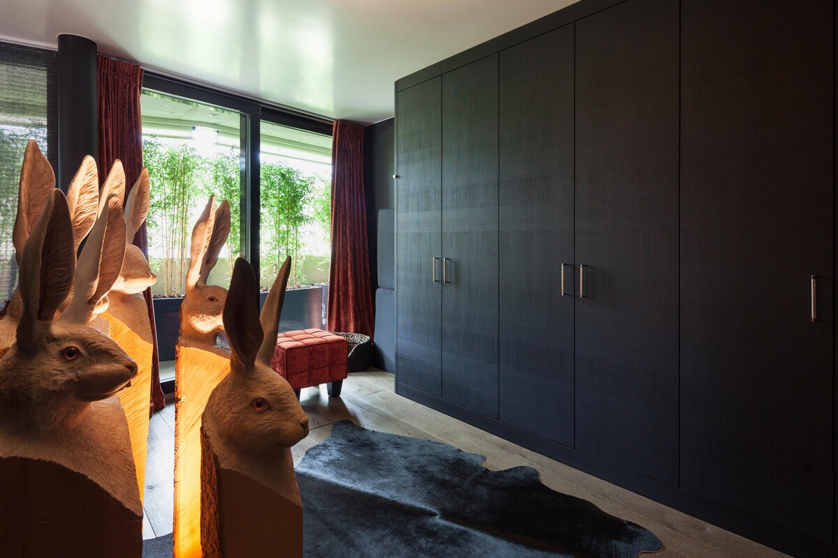 Luxurious Wardrobe Design with Dark Colour Pallete Luxurious Wardrobe Design with Dark Colour Pallete