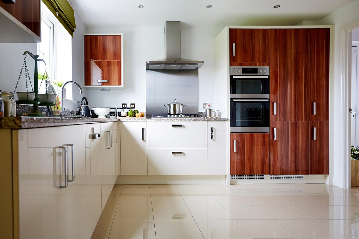 Large Modular Kitchen Design with a Glossy Touch Large Modular Kitchen Design with a Glossy Touch