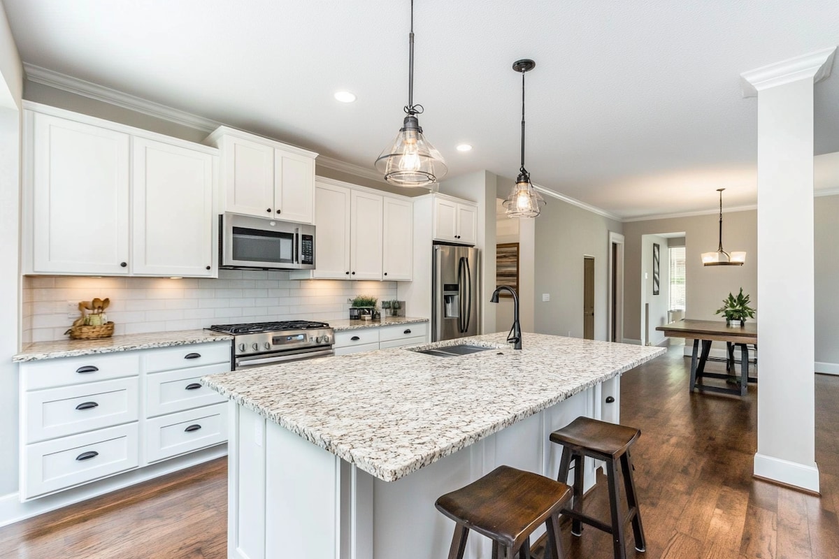 Minimal Straight Kitchen Design with Granite Countertop and White Units