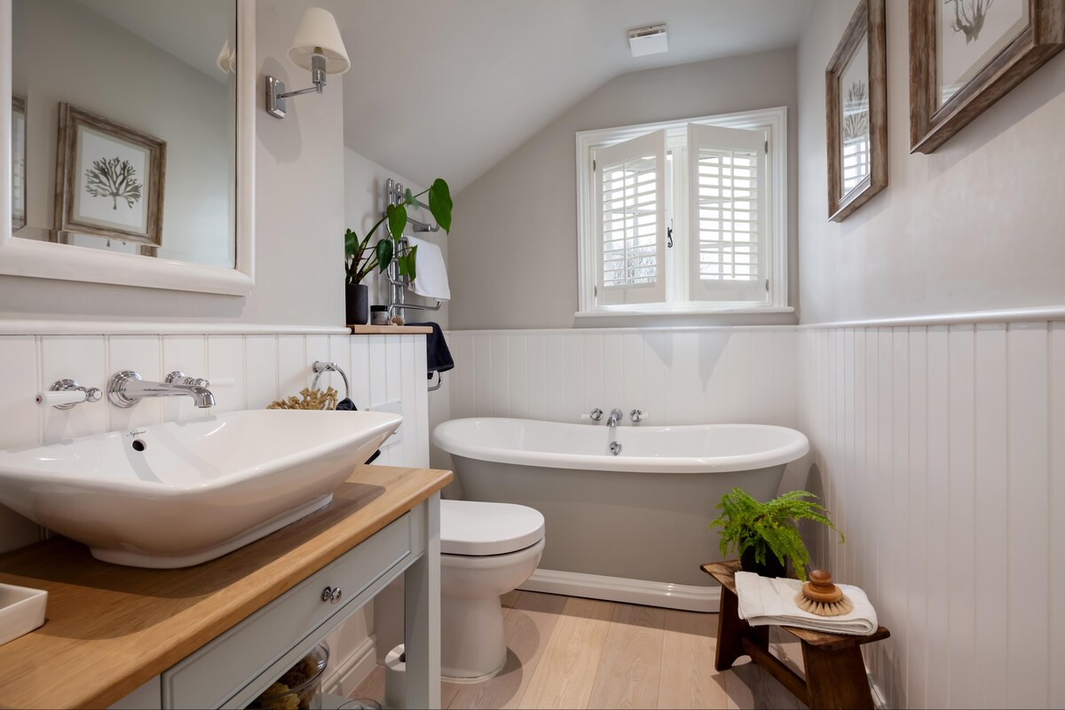 Traditional Compact Bathroom Design