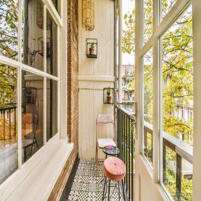 Elegant Modern Balcony Design with an Elegant Metal Railing