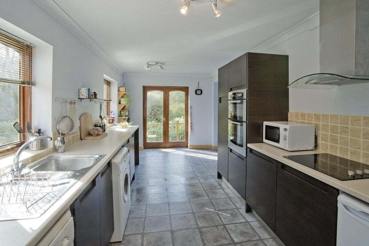 Spacious Modular Kitchen Design Spacious Modular Kitchen Design
