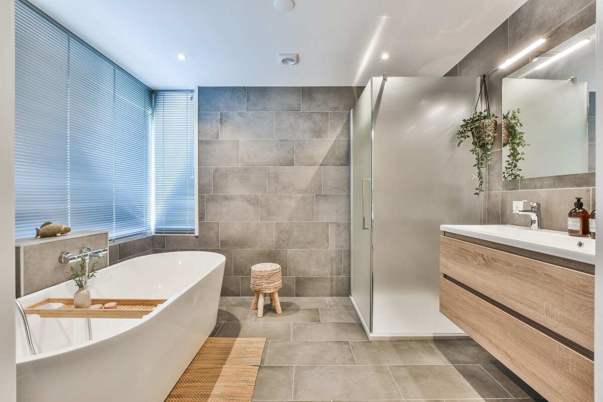 Contemporary Bathroom Design With Dual Toned Tiles Contemporary Bathroom Design With Dual Toned Tiles