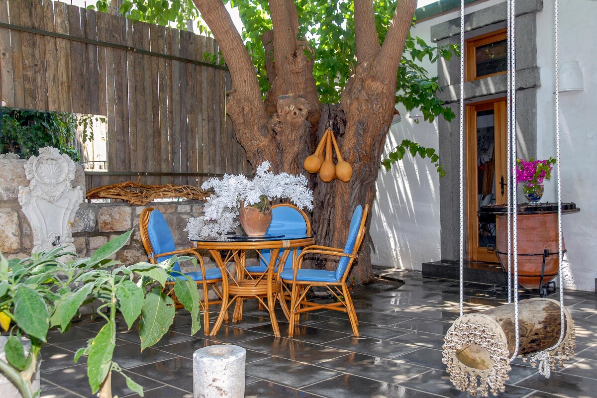 Simple Modern Balcony Design with Rustic Chairs and Tables