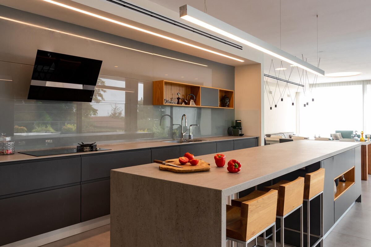 Glass Modular Kitchen with a Luxury Island Glass Modular Kitchen with a Luxury Island