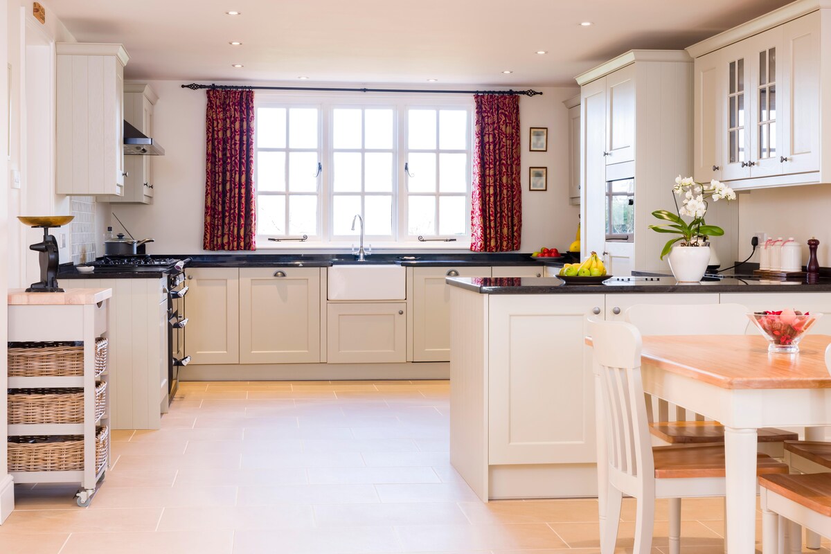 Classic Modular Kitchen Design with Red Curtains Classic Modular Kitchen Design with Red Curtains