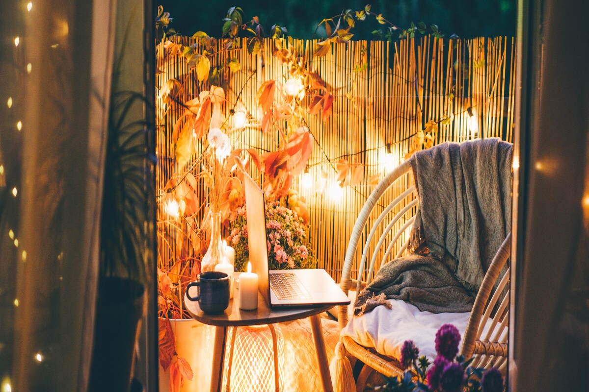 Cosy Modern Balcony Design with Bamboo Lamps Cosy Modern Balcony Design with Bamboo Lamps