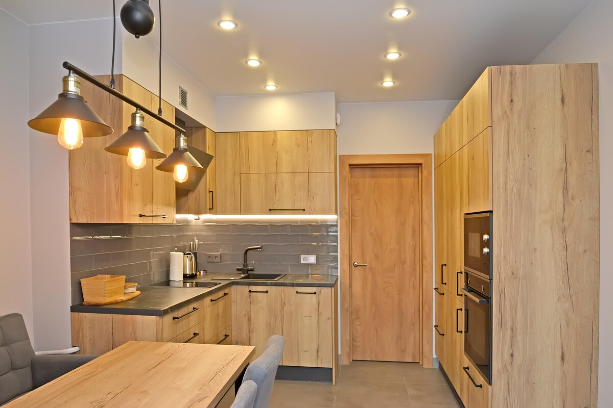 Traditional Backdrop of a Modern Modular Kitchen Traditional Backdrop of a Modern Modular Kitchen