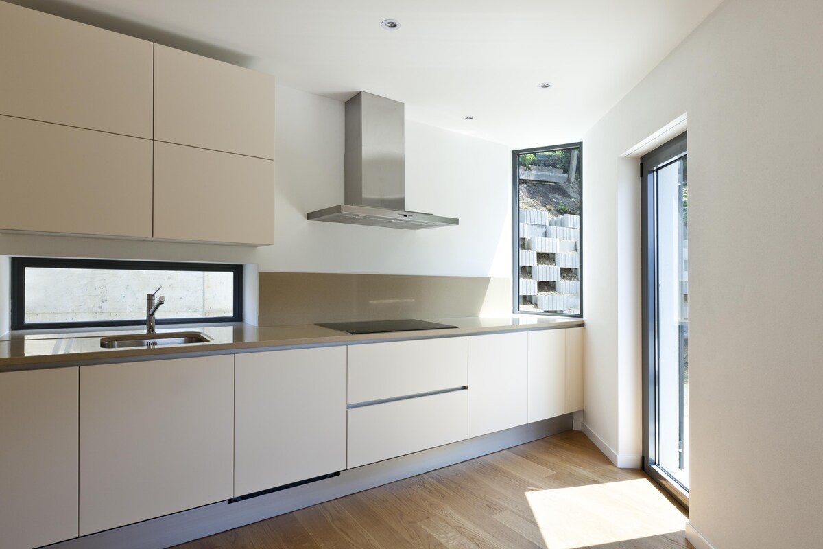 Semi-modular Kitchen with a Sleek Flair Semi-modular Kitchen with a Sleek Flair