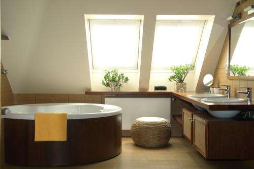 Contemporary Bathroom Design With Ample Natural Light