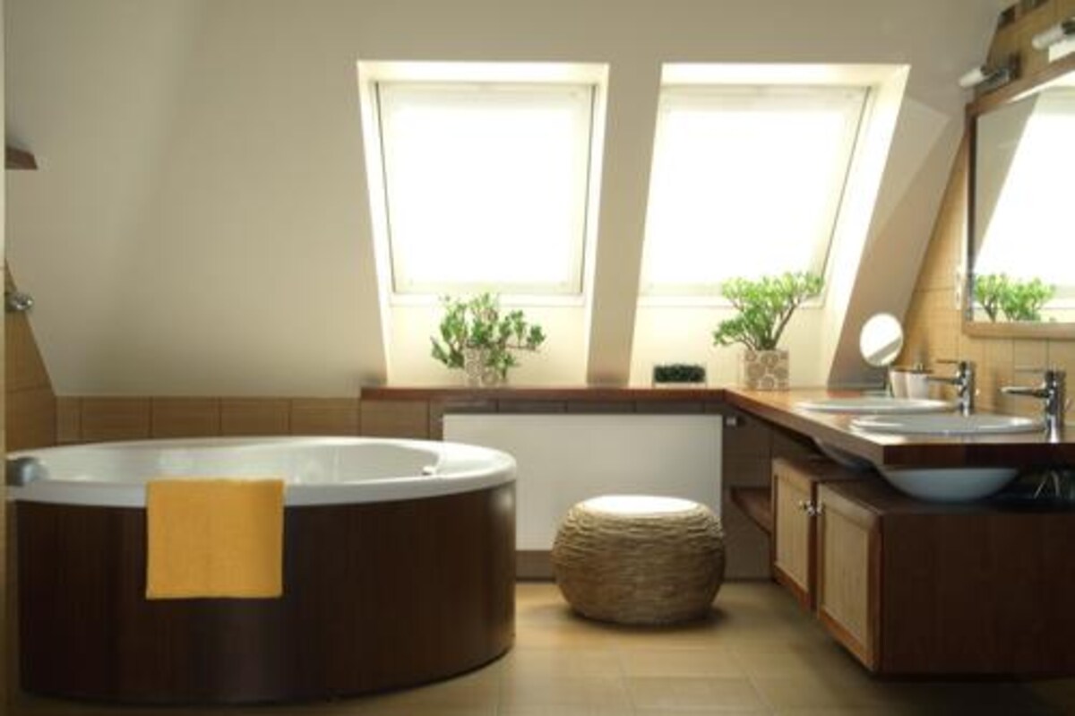 Contemporary Bathroom Design With Ample Natural Light Contemporary Bathroom Design With Ample Natural Light