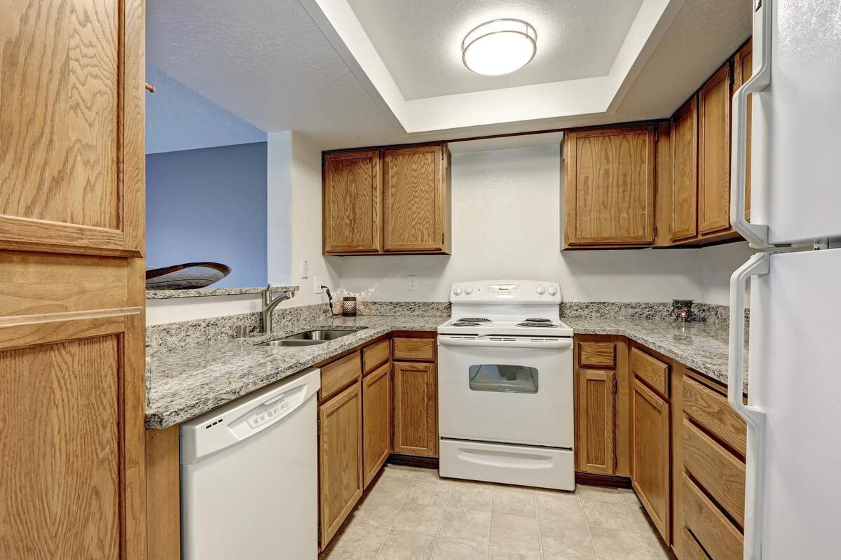 U-Shaped Modular Kitchen with Subtle Touches U-Shaped Modular Kitchen with Subtle Touches