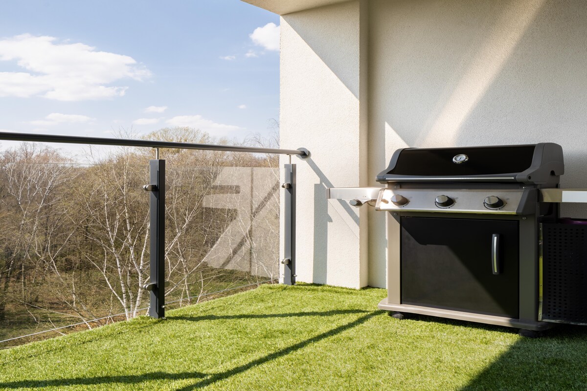 Elegant Balcony Design with a Gas Grill Elegant Balcony Design with a Gas Grill