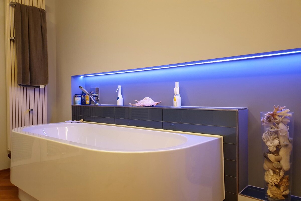 Modern bathroom design with cove lights