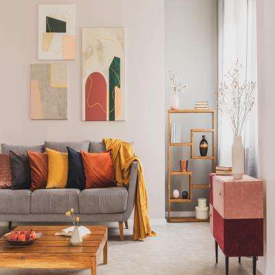 Living Room Design With Abstract Room Decor