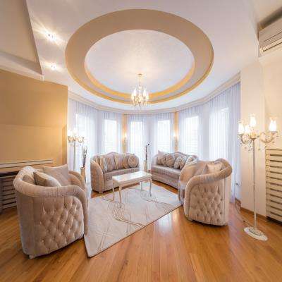 Luxurious Living Room Design Featuring Round False Ceiling