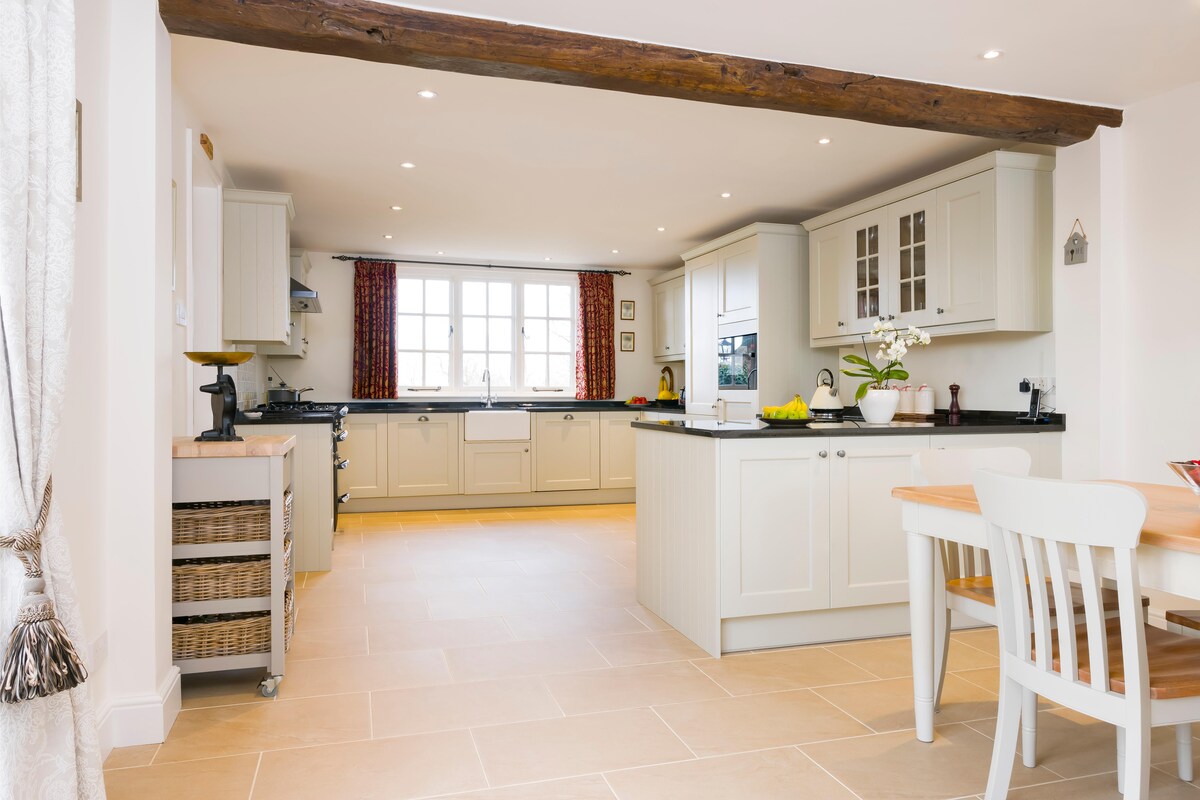 Clutter-free White Classic Modular Kitchen