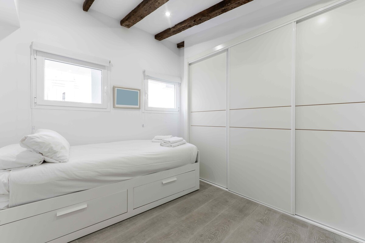 3 Door Sliding Wardrobe in Classic White